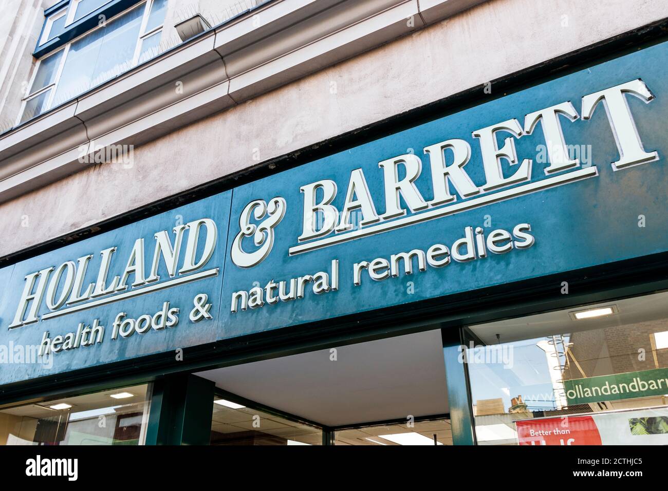 Firme sobre una sucursal de la tienda de alimentos de salud Holland & Barrett en Camden High Street, Londres, Reino Unido, Londres, Reino Unido Foto de stock