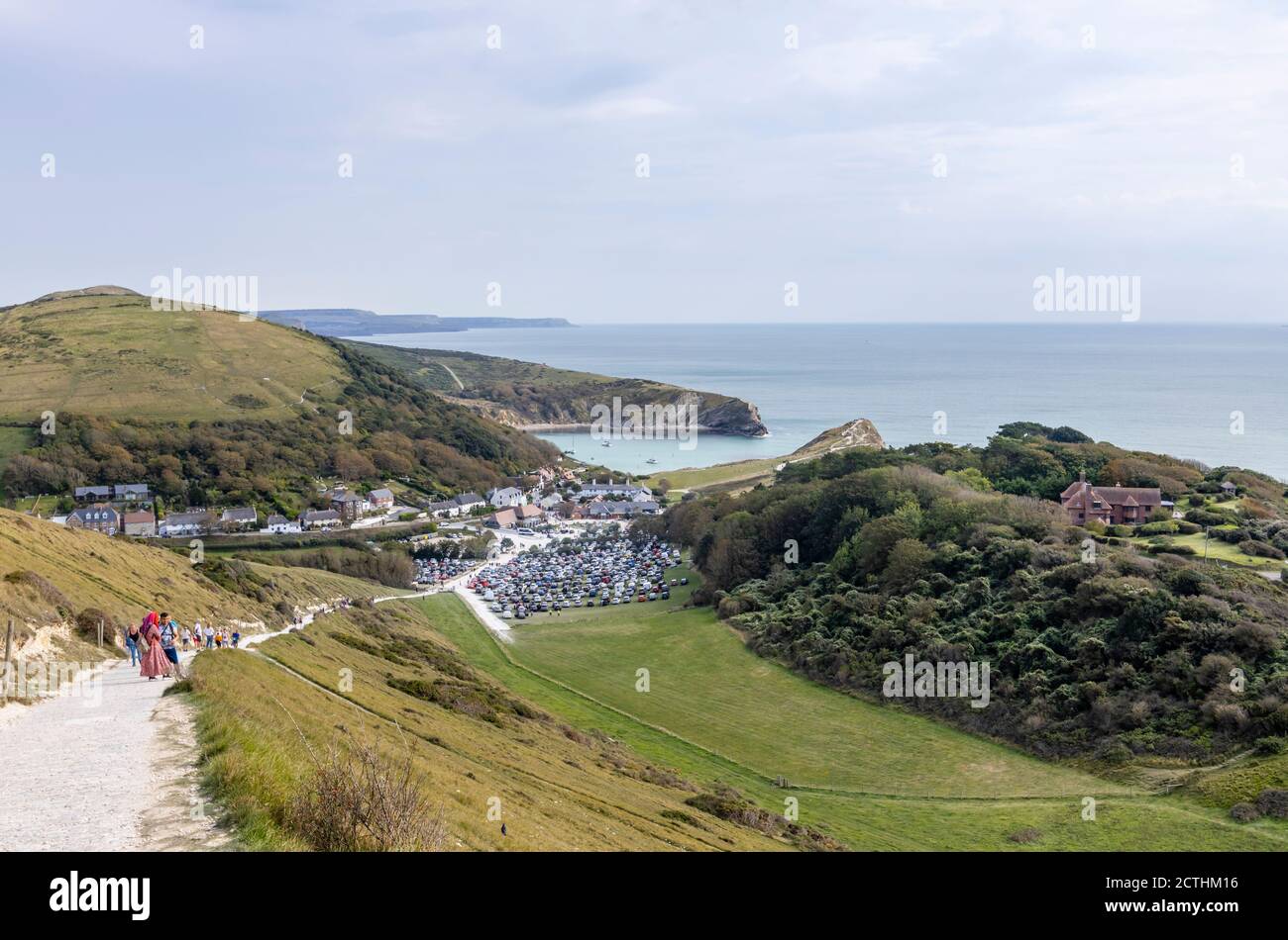 Vista panorámica de la costa desde la cima de un acantilado de Lulworth Cove y el South West Coast Path en el sitio de Patrimonio de la Humanidad de la Costa Jurásica en Dorset, al suroeste de Inglaterra Foto de stock