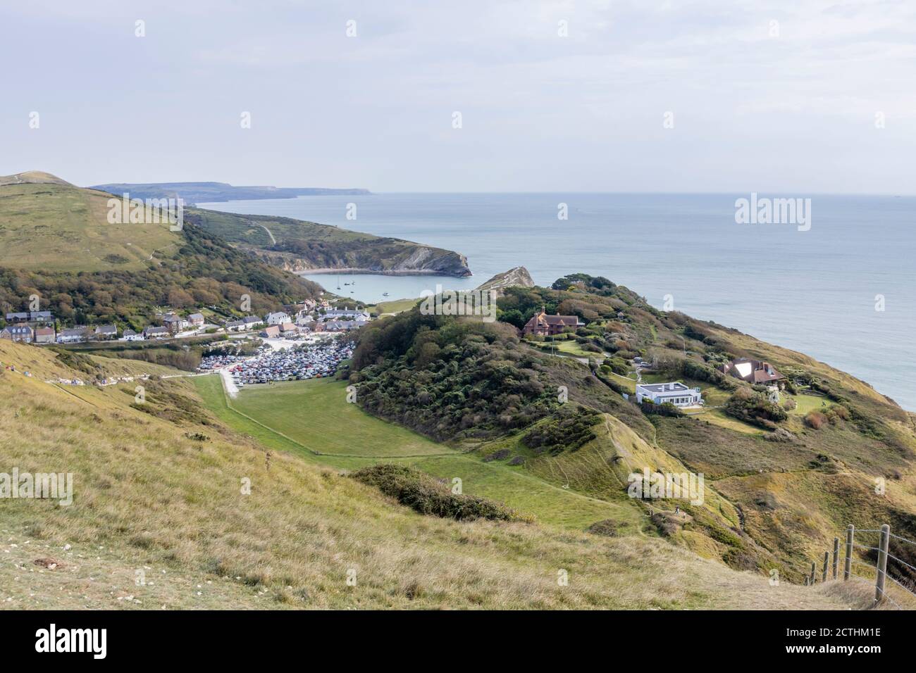 Vista panorámica de la costa desde la cima de un acantilado de Lulworth Cove en el camino de la costa suroeste en el sitio de la Costa Jurásica Patrimonio de la Humanidad en Dorset, al suroeste de Inglaterra Foto de stock