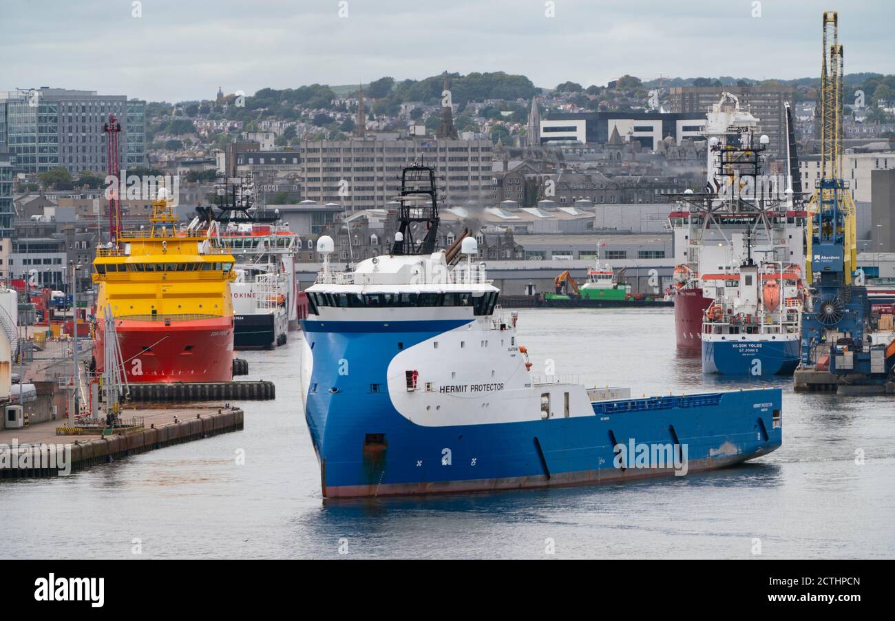Vista de los buques de servicio de la industria petrolera del Mar del Norte en el puerto de Aberdeen, Aberdeenshire, Escocia, Reino Unido Foto de stock