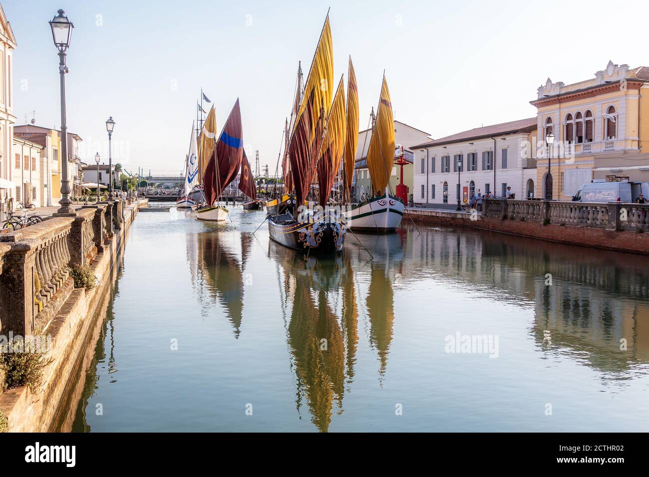 Cesenatico, Emilia Romagna Romagna, Italia, Julio 2020: Velero colorido en el puerto del canal de Cesenatico. Foto de stock