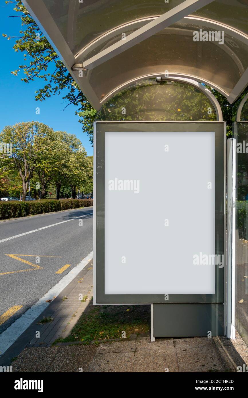 Maqueta de anuncio en blanco en una parada de autobús, en la calle Foto de stock
