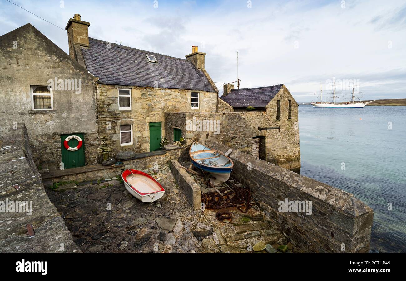 Vista exterior del viejo Lodberrie (Lodberry) antiguo muelle y almacén en Lerwick, Shetland, Escocia, Reino Unido Foto de stock