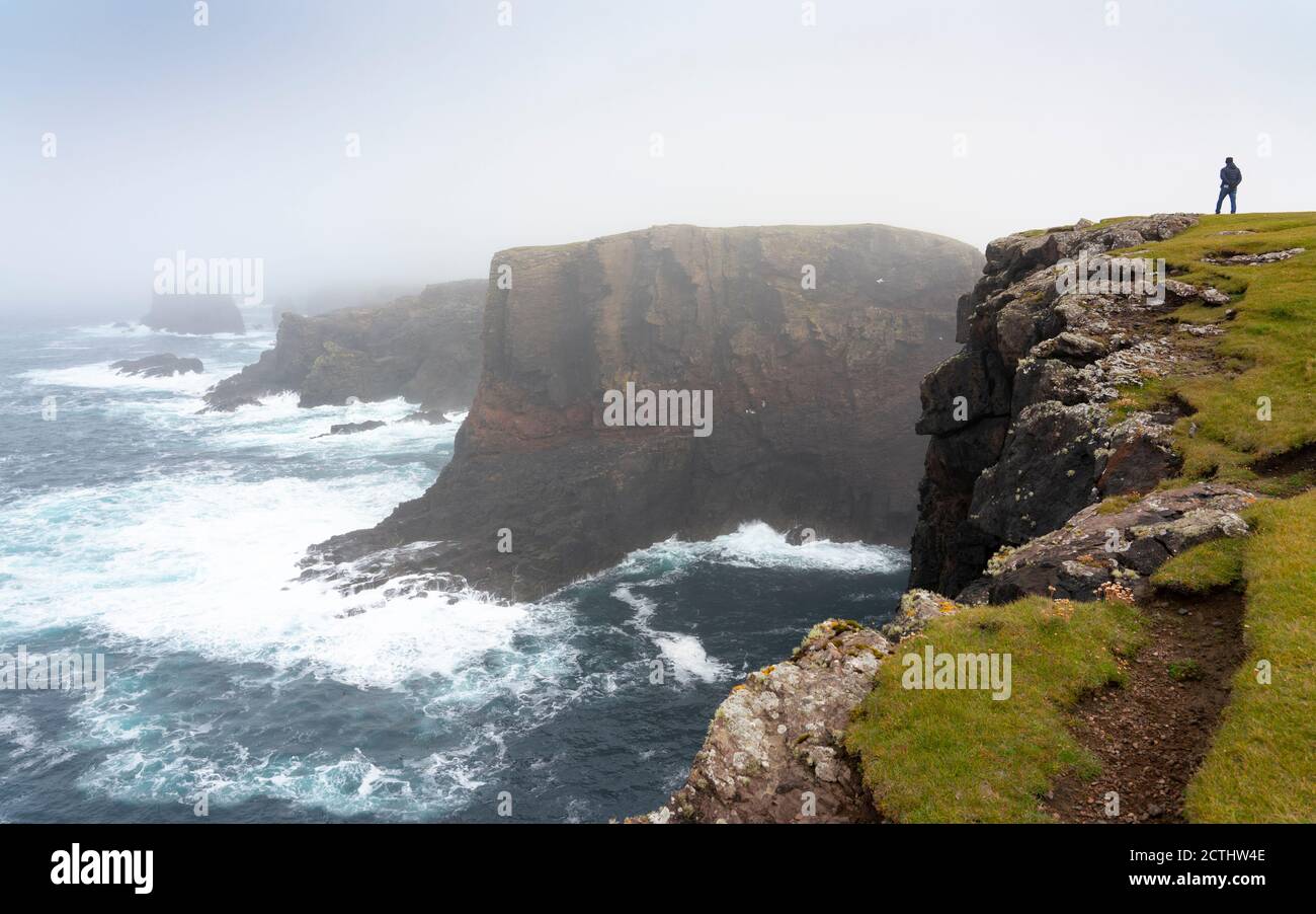 Espectaculares acantilados en la costa de Eshaness en Northmavine, al norte de las Islas Shetland, Escocia, Reino Unido Foto de stock