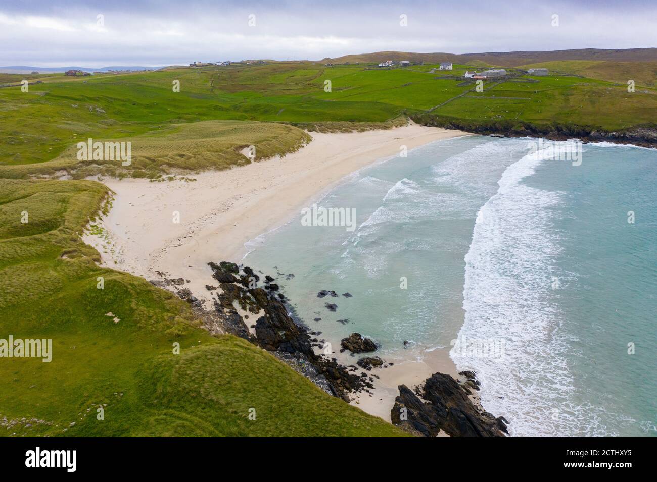 Vista de la playa en Wick of Breccon en la isla de Yell, Shetland, Escocia, Reino Unido Foto de stock