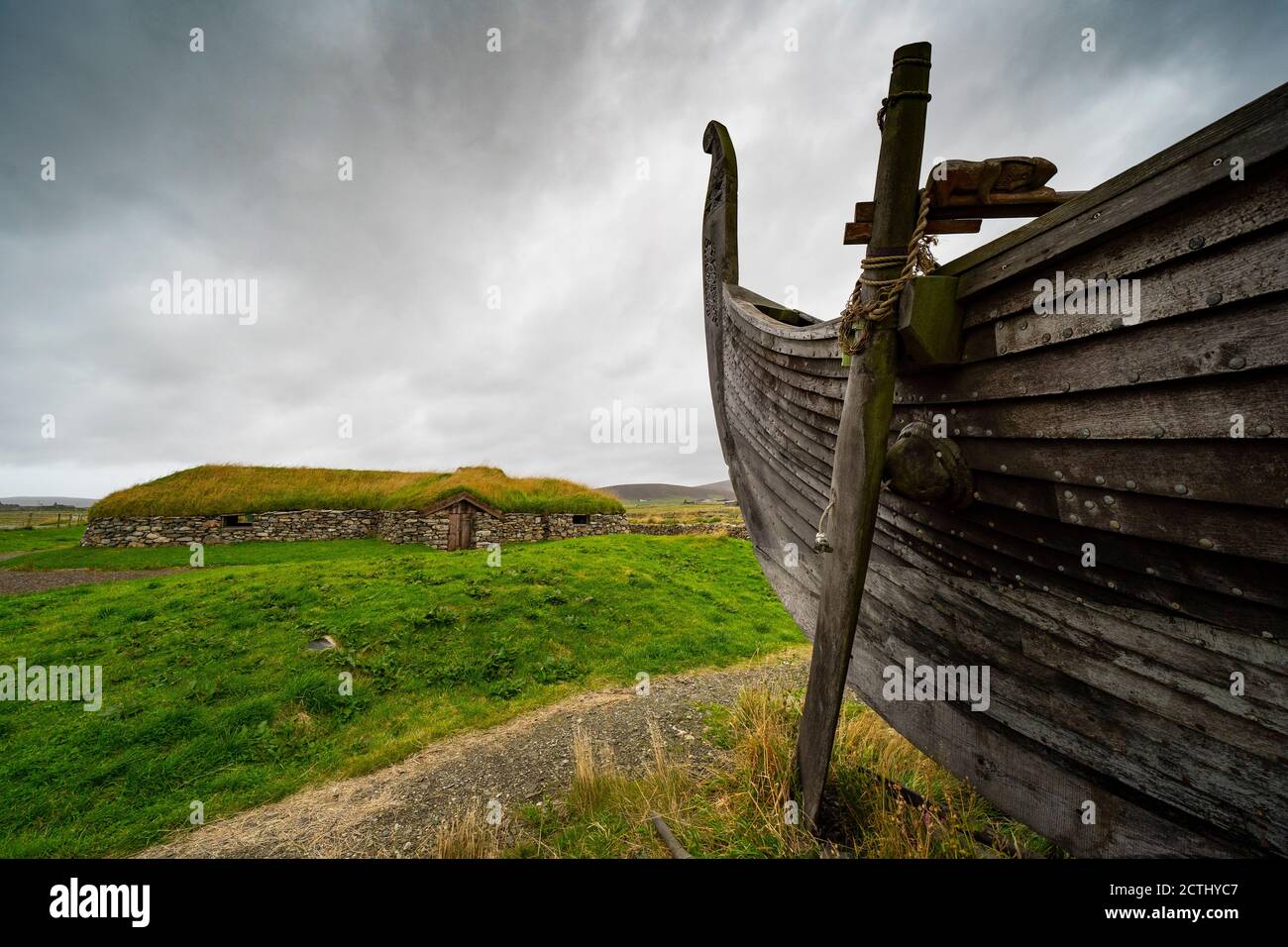 Casas soleras vikingas y barco largo reconstruído en Haroldswick, Unst, Shetland, Escocia, Reino Unido Foto de stock