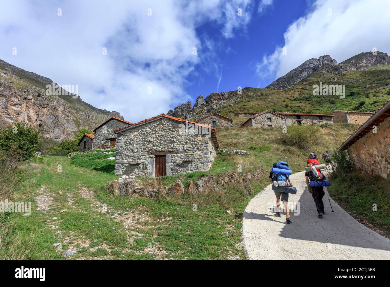 Senderismo en el Parque Nacional de los Picos de Europa. Fuente de. Cantabria. España Foto de stock