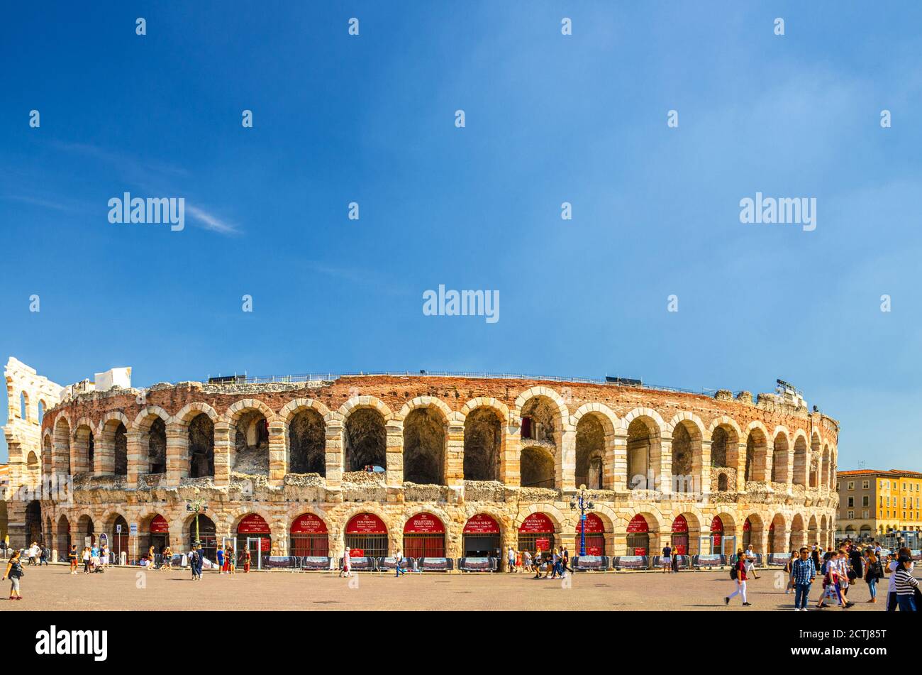 Verona, Italia, 12 de septiembre de 2019: La Arena de Verona en la plaza Piazza Bra. Anfiteatro 