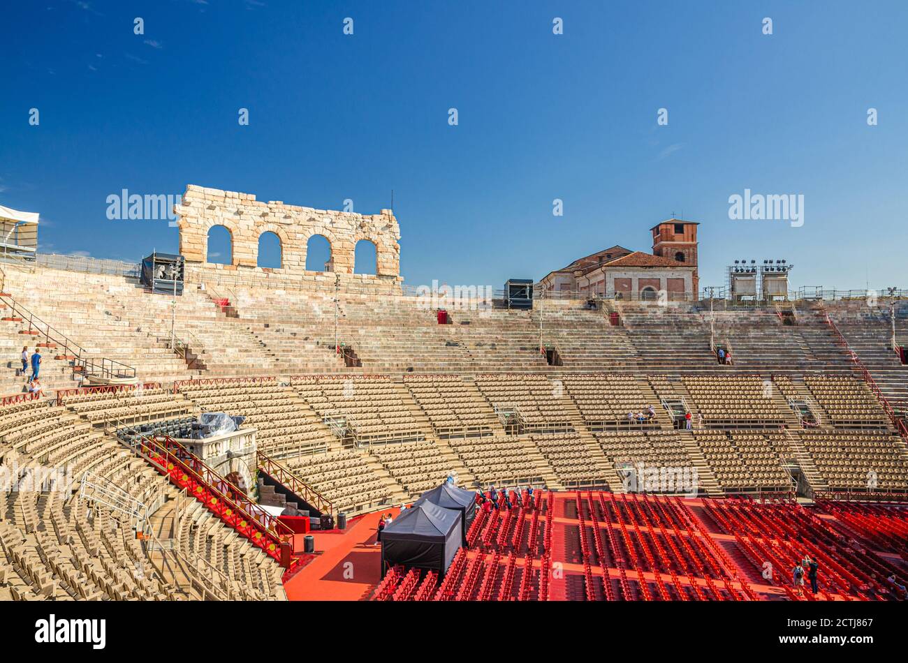 El interior de Verona Arena vista interior con puestos de piedra. Anfiteatro romano Arena di Verona edificio antiguo, día soleado, cielo azul, centro histórico de la ciudad de Verona, región de Veneto, norte de Italia Foto de stock