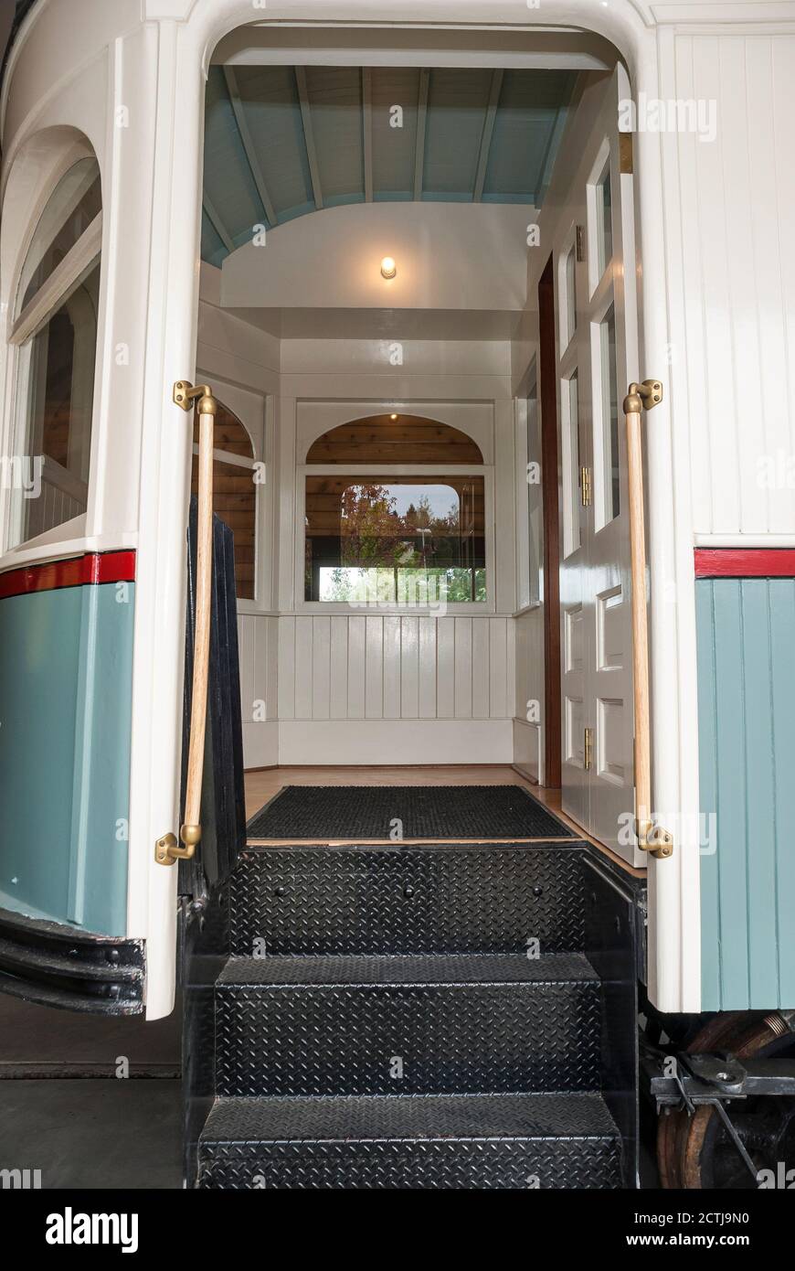 Coche interurbano N° 55, un transporte de tren ligero en Heritage Park