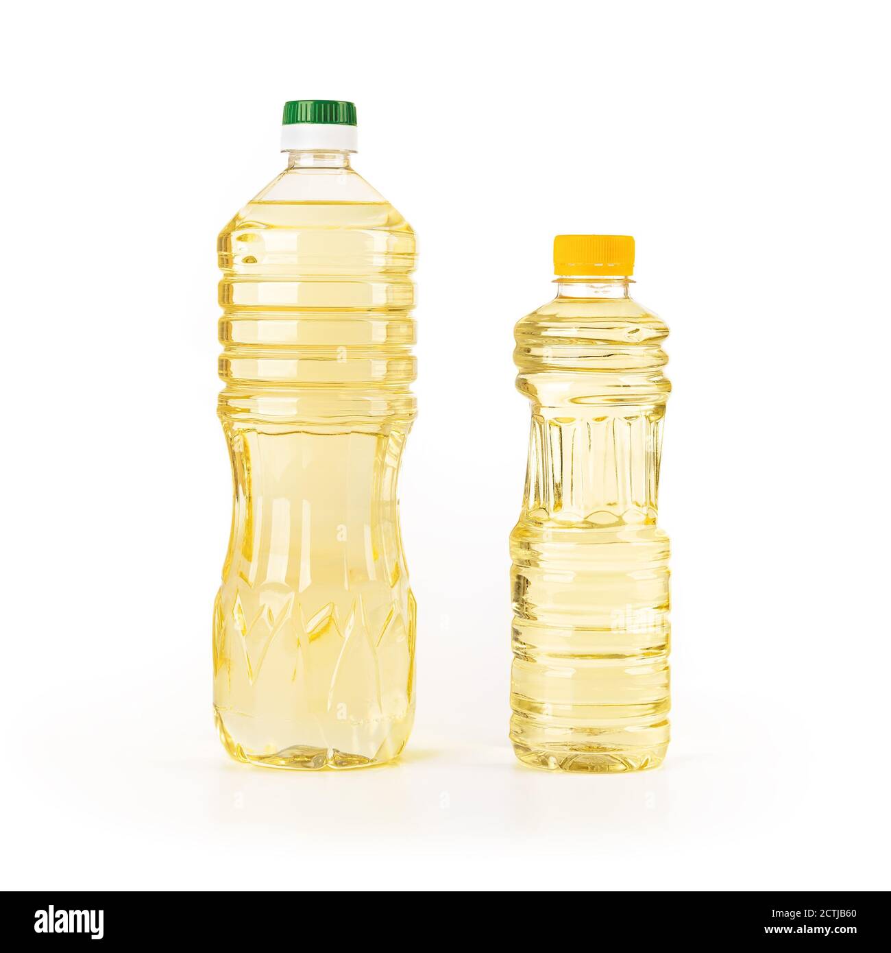 Dos botellas de aceite de girasol aisladas sobre fondo blanco. Aceite de girasol o vegetal amarillo en botellas de plástico transparentes de litro y medio litro. Fu Foto de stock