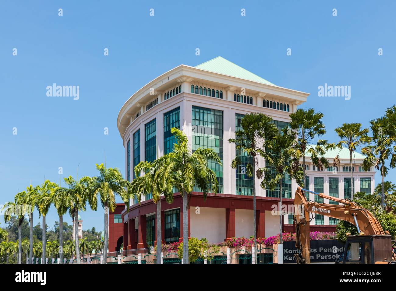 Bloque B del complejo de la Administración Federal (conocido por su apodo 'Little Putrajaya'). El bloque B alberga el Departamento de Inmigración de Sabah Foto de stock