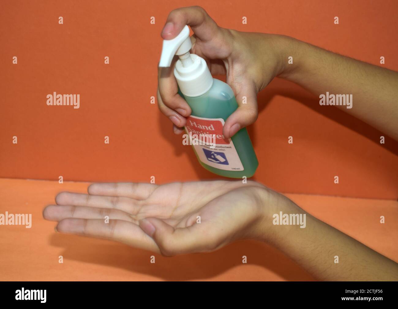 Desinfectante de manos ' lucha contra COVID-19' Foto de stock