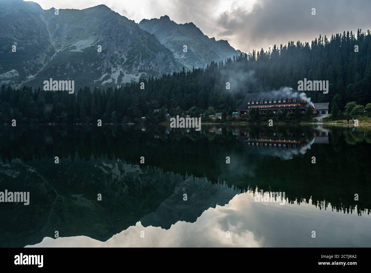 Poprad Lake, papel tapiz de alta Tatras, mejores lugares de senderismo en el mundo papel tapiz, Poprad Lake, Eslovaquia Foto de stock