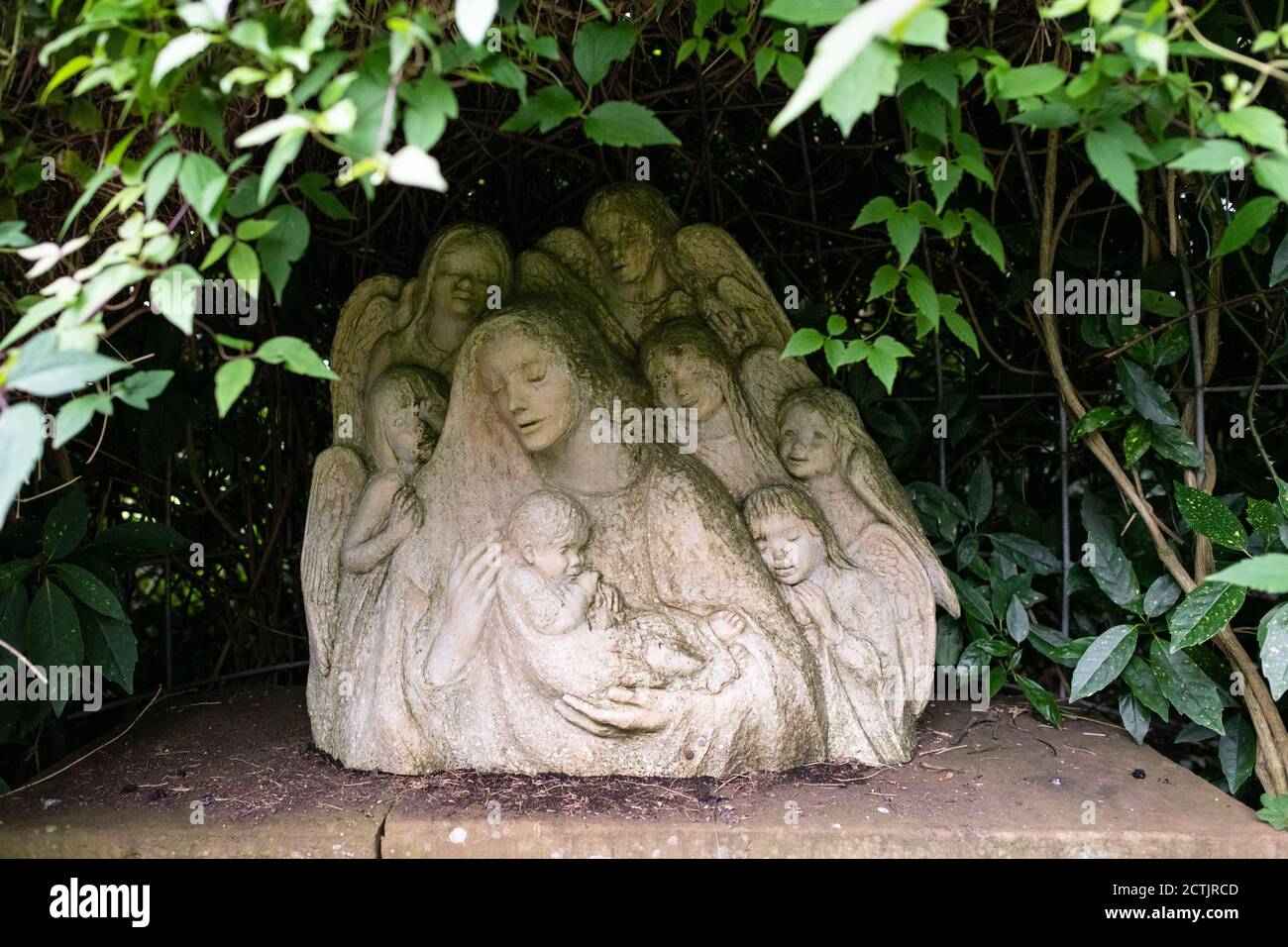 Adoración de la escultura de los Santos inocentes por Josefina de Vasconcellos en el Jardín del Niño durmiente, Iglesia del Priorato de San Bees, San Bees, Cumbria, Inglaterra Foto de stock
