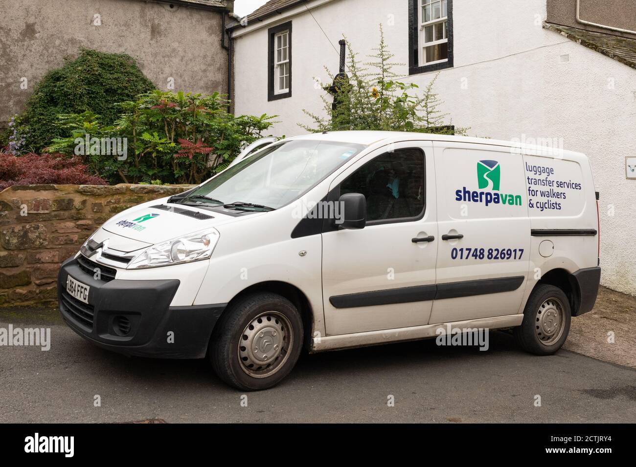 Sherpa Van costa a costa empresa de transporte de equipaje recogida de un alojamiento y desayuno en St Bees, Cumbria, Inglaterra, Reino Unido Foto de stock