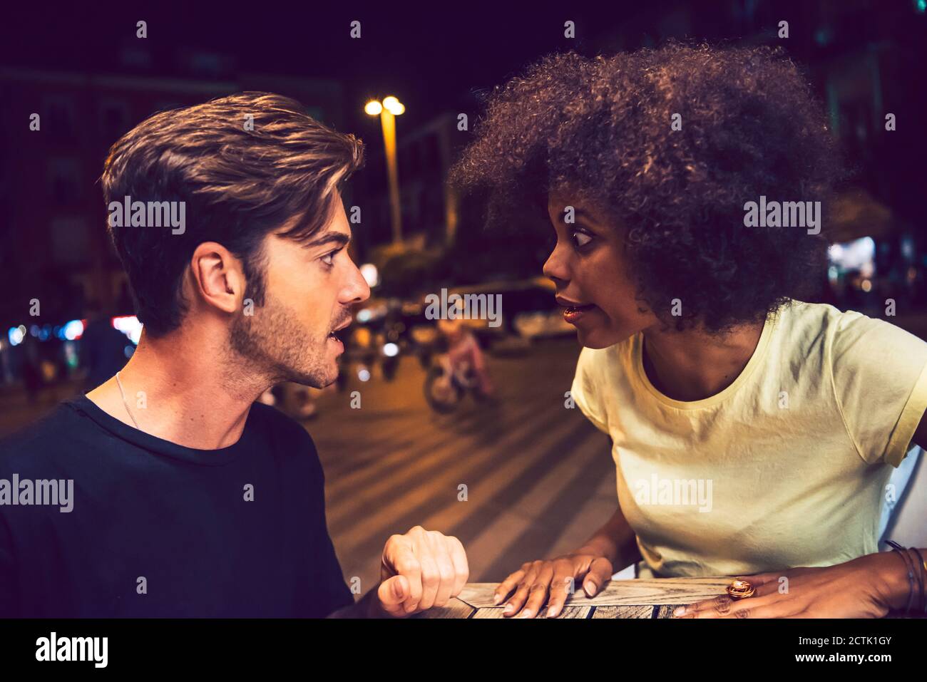 Primer plano de la pareja enojada discutiendo en la noche de la fecha Foto de stock