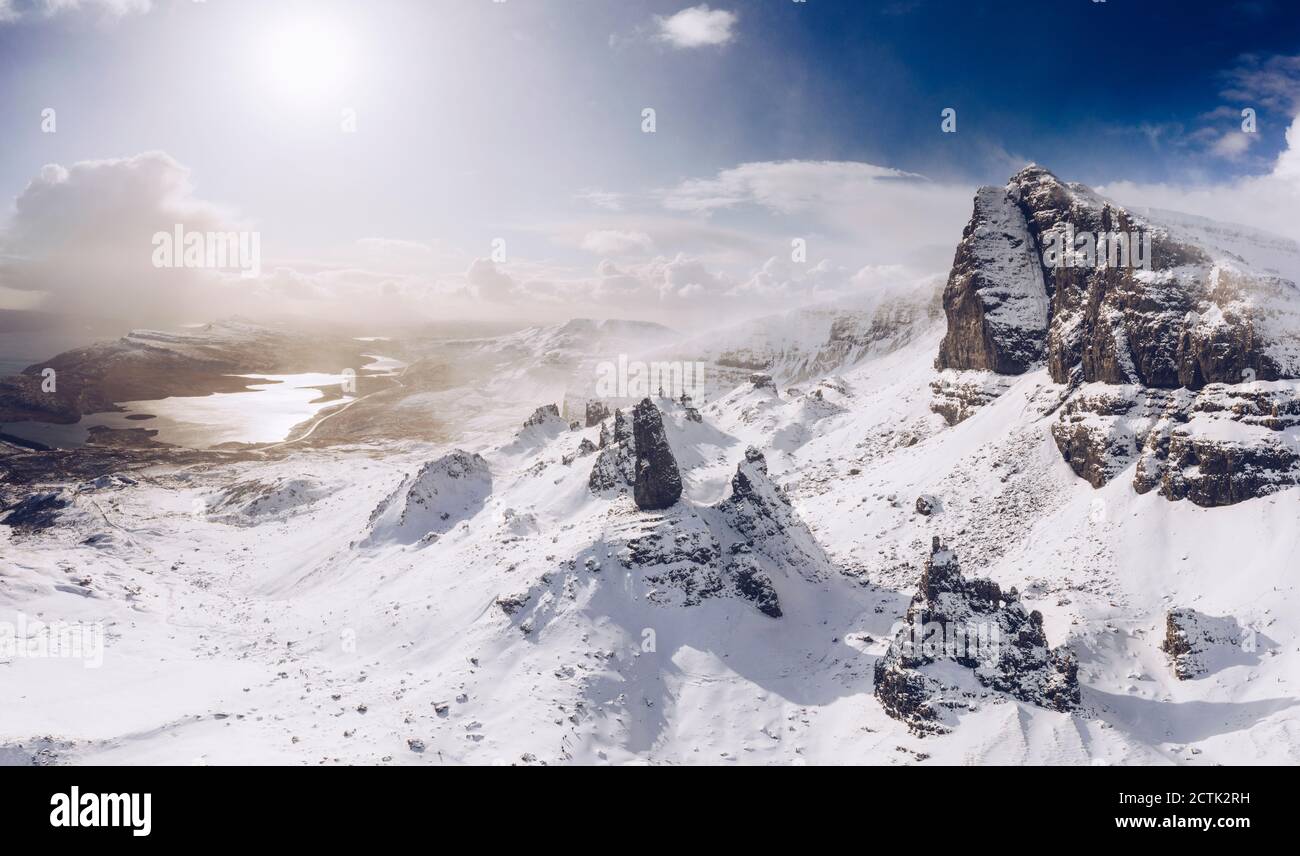 Reino Unido, Escocia, Drone vista de Old Man of Storr en invierno Foto de stock