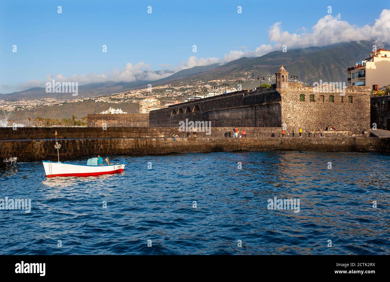 España, Islas Canarias, Puerto de la Cruz, Barco flotando frente al fuerte  de la Bateria de Santa Bárbara Fotografía de stock - Alamy