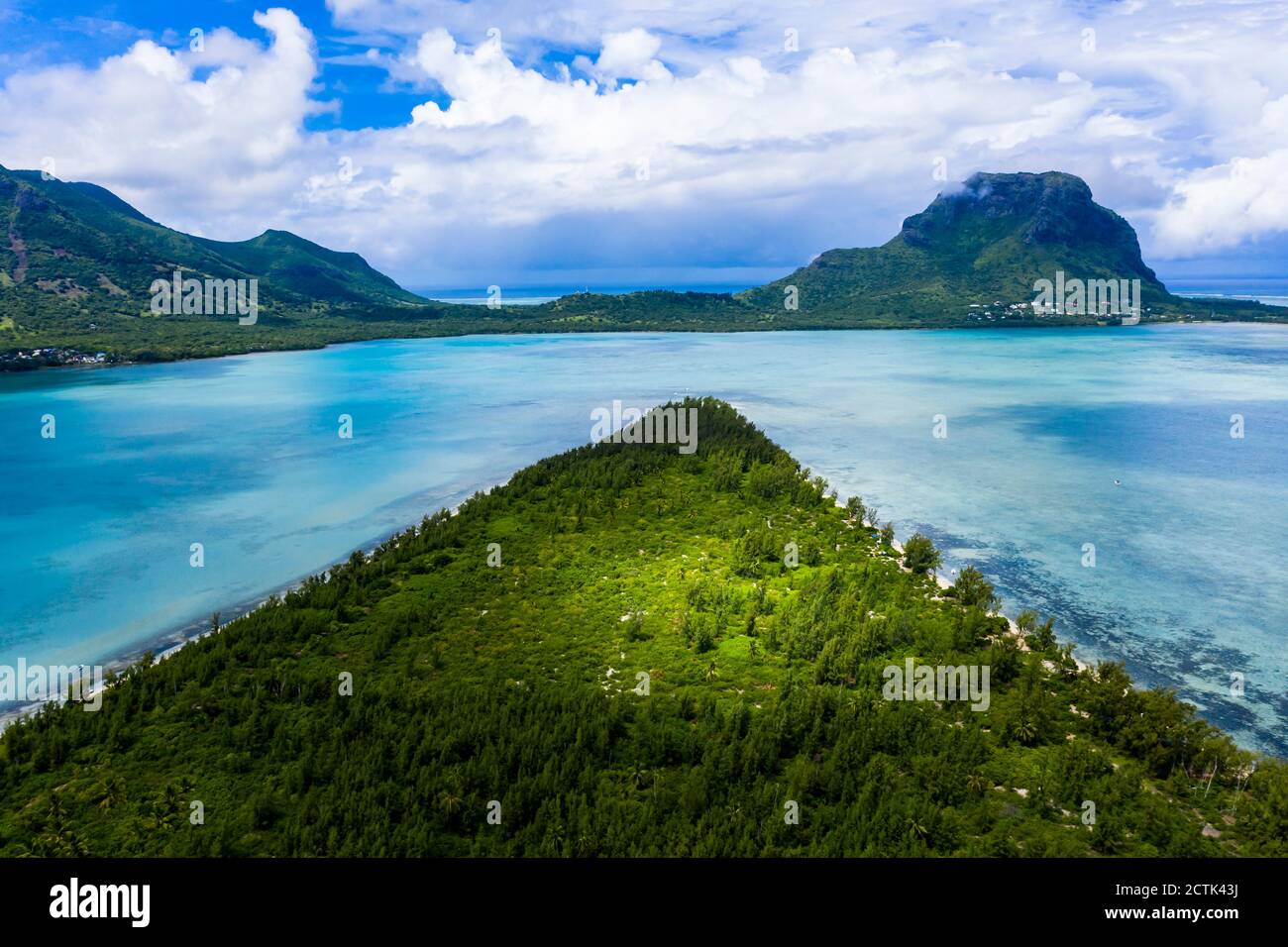 Mauricio, Río Negro, Tamarin, Vista en helicóptero de la península verde y la montaña le Morne Brabant Foto de stock