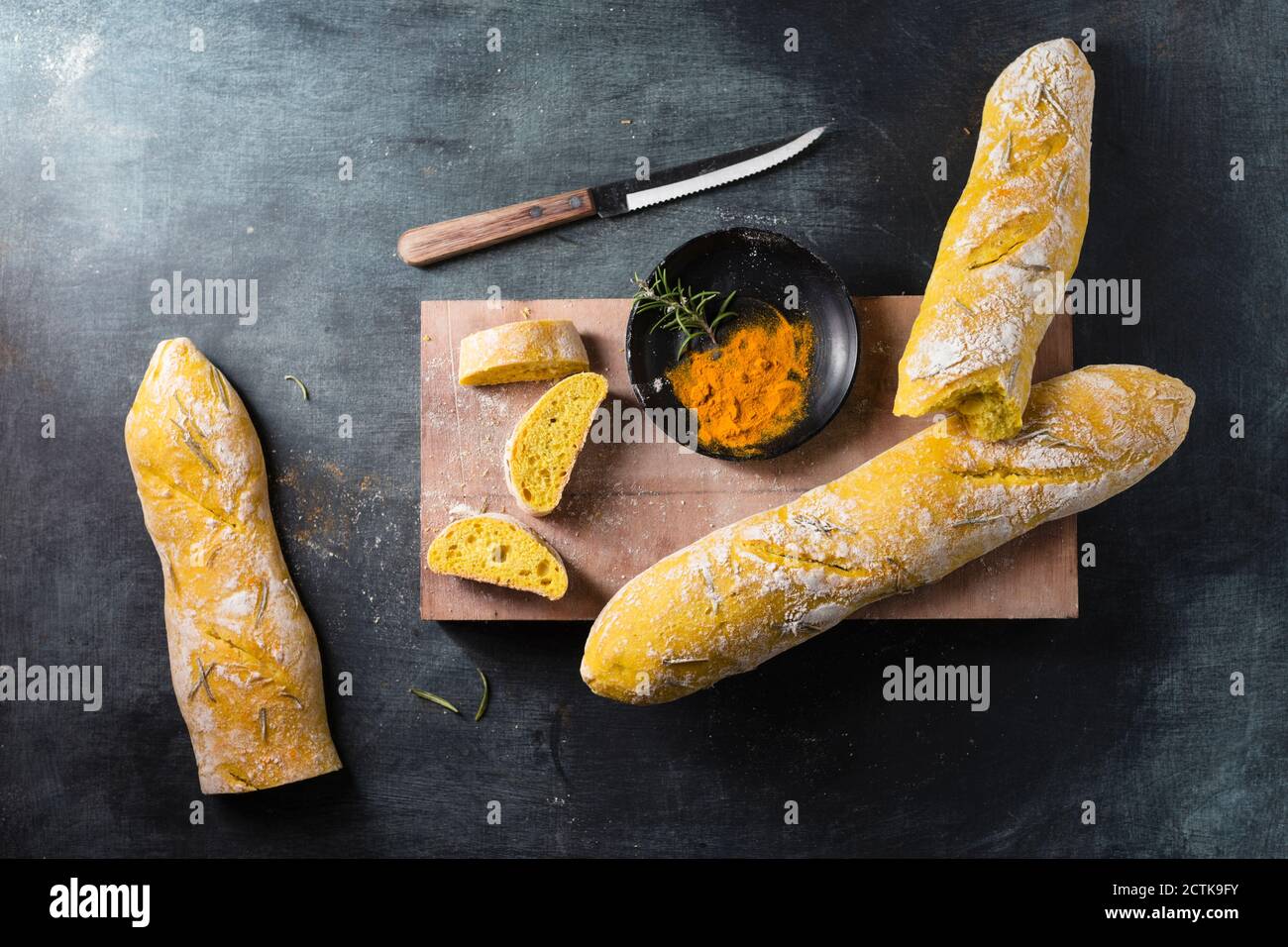 Juego de cuchillos de cocina y tabla de picar sobre un fondo marrón  Fotografía de stock - Alamy