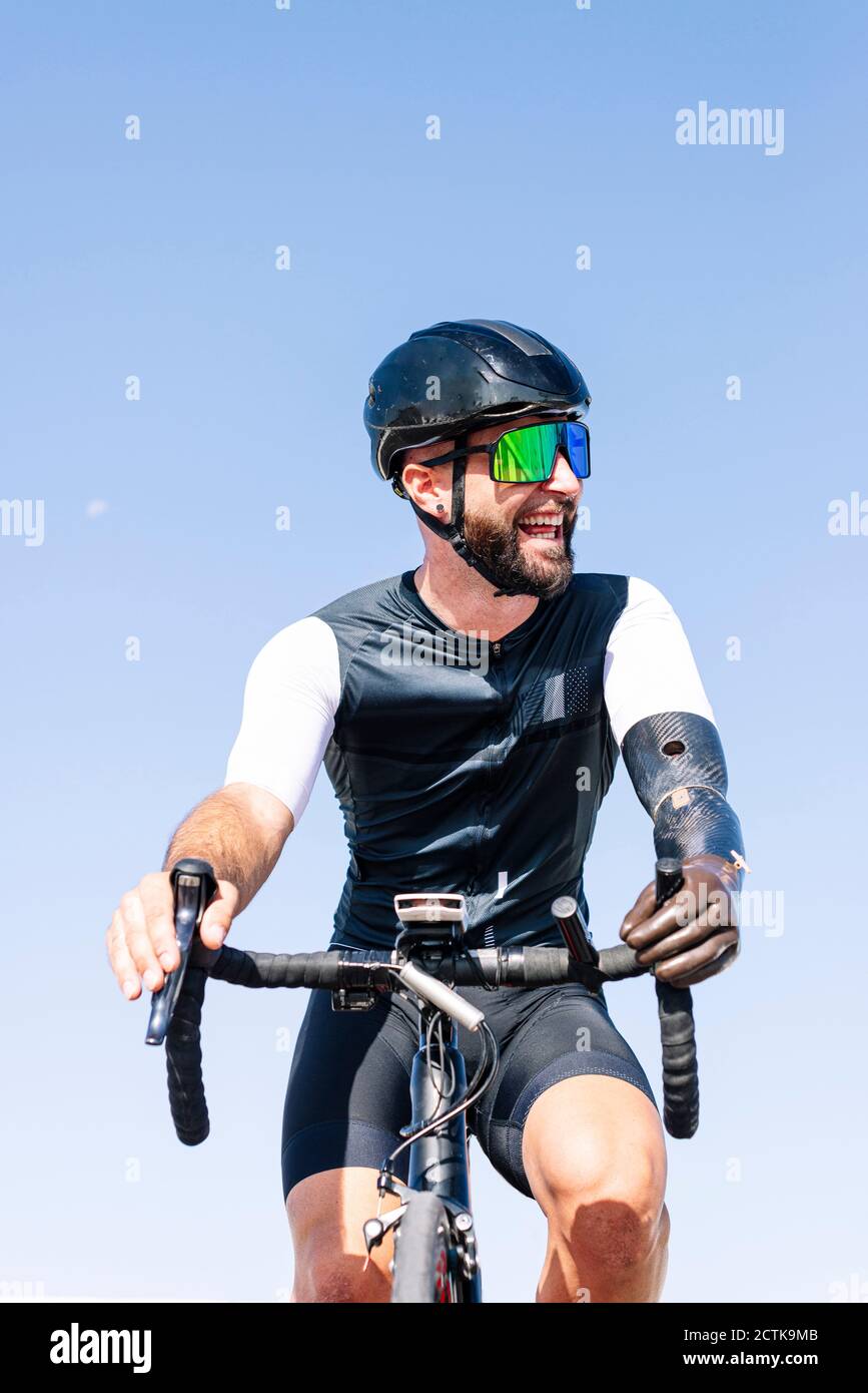 Retrato De Un Ciclista Sobre El Fondo Del Cielo De Un Hombre Con
