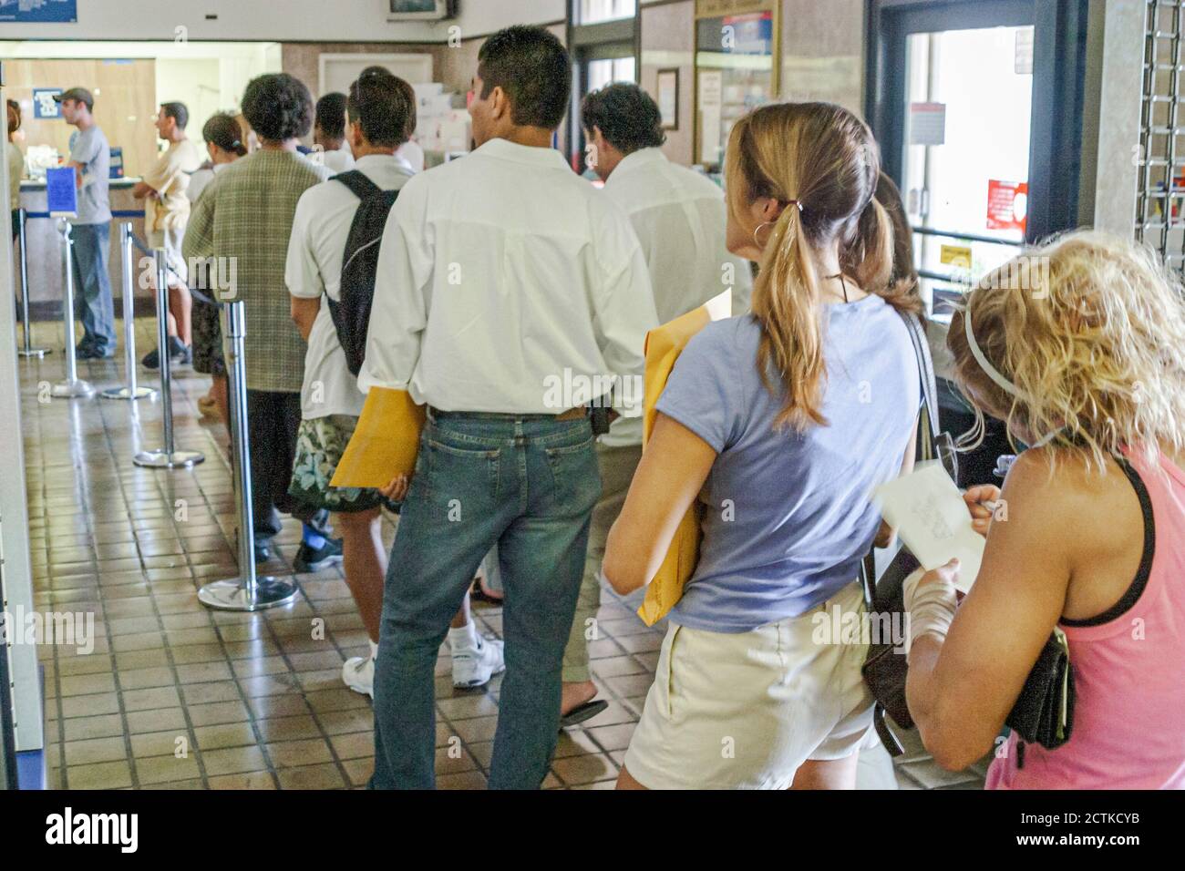 Larga fila de personas fotografías e imágenes de alta resolución - Alamy