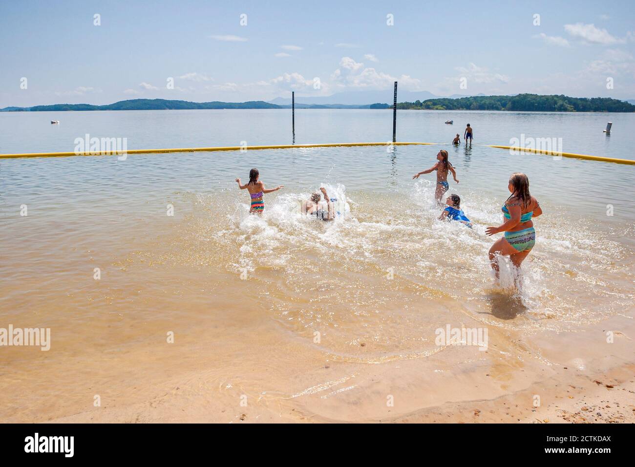 Tennessee Sevier County Sevierville TVA Douglas Lake, natación recreación niño niños niñas niñas hombre mujer, niños niños niños agua, Foto de stock