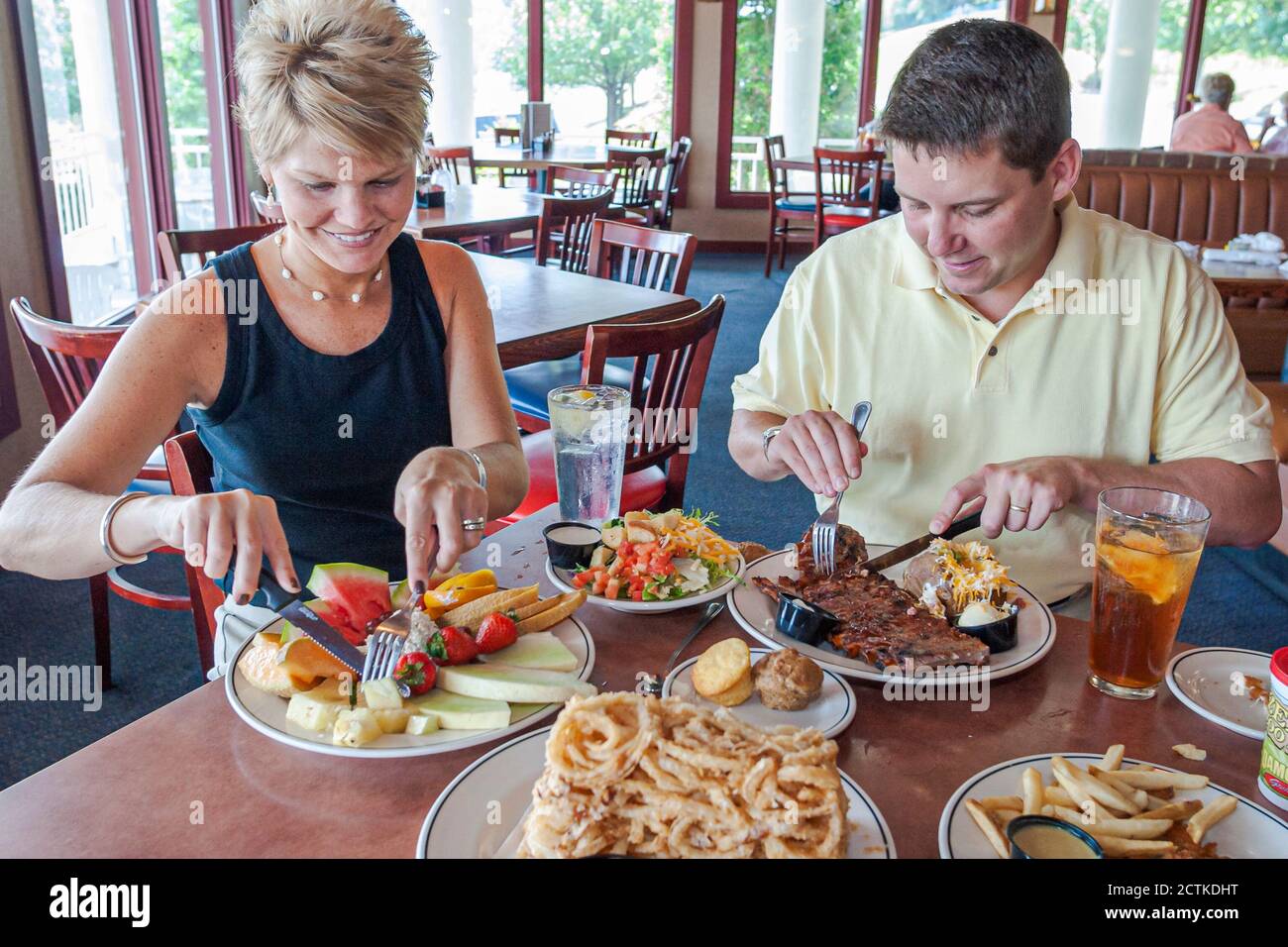 Tennessee Sevierville Damon S Restaurante Comer Fuera Hombre Casual Mujer Pareja Dentro De La Comida Mesa De Almuerzo Americanos Fotografia De Stock Alamy
