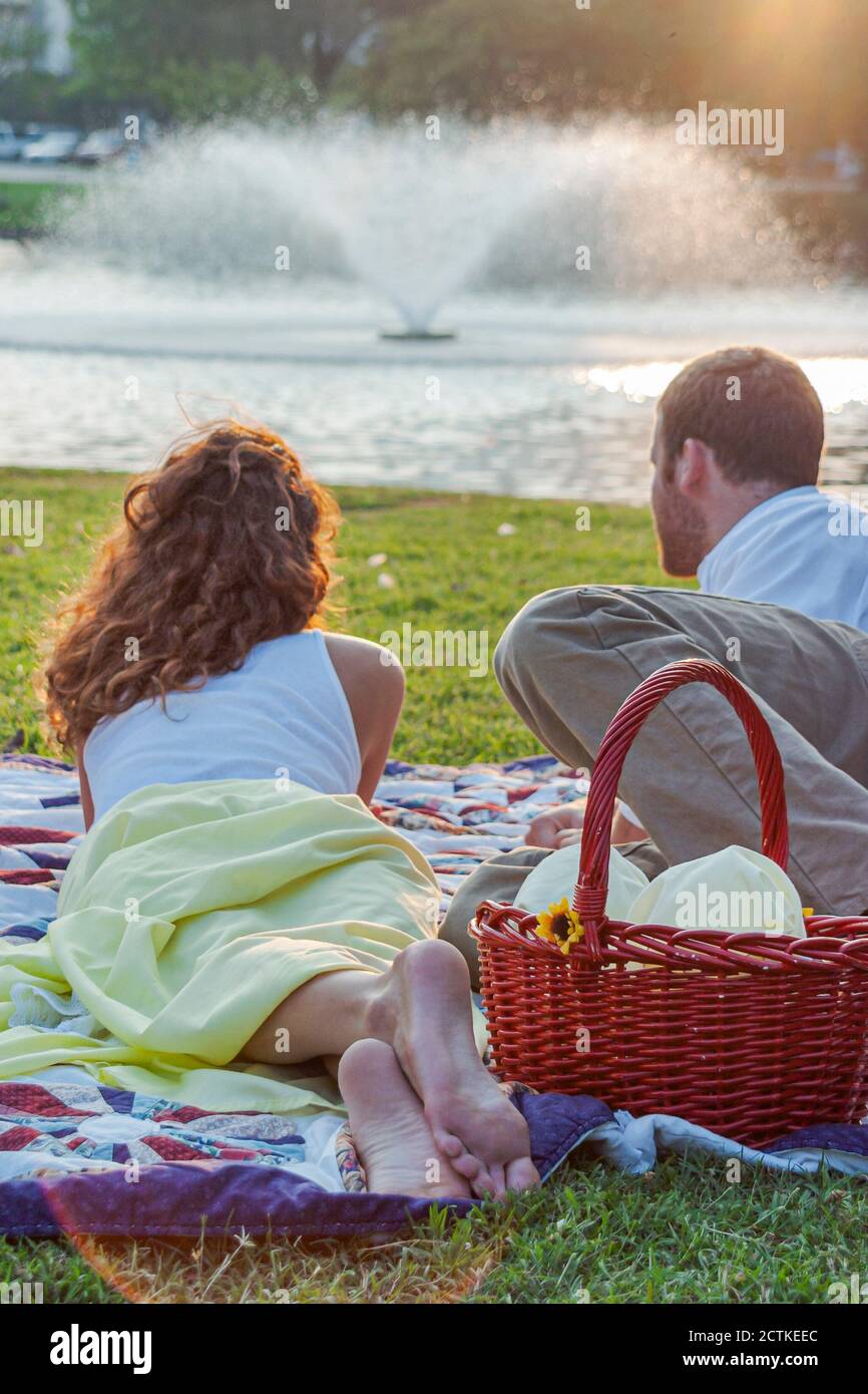 Huntsville Alabama, Big Spring Park, concierto de jazz libre escenas hombre mujer pareja mujer mentir hierba, cesta de picnic, Foto de stock