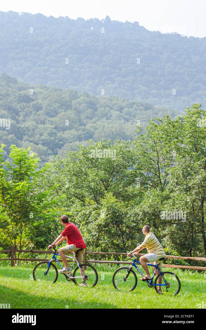 Huntsville Alabama, senderos para caminatas y ciclismo en Land Trust, bicicletas ciclistas, bicis, paisaje natural Foto de stock