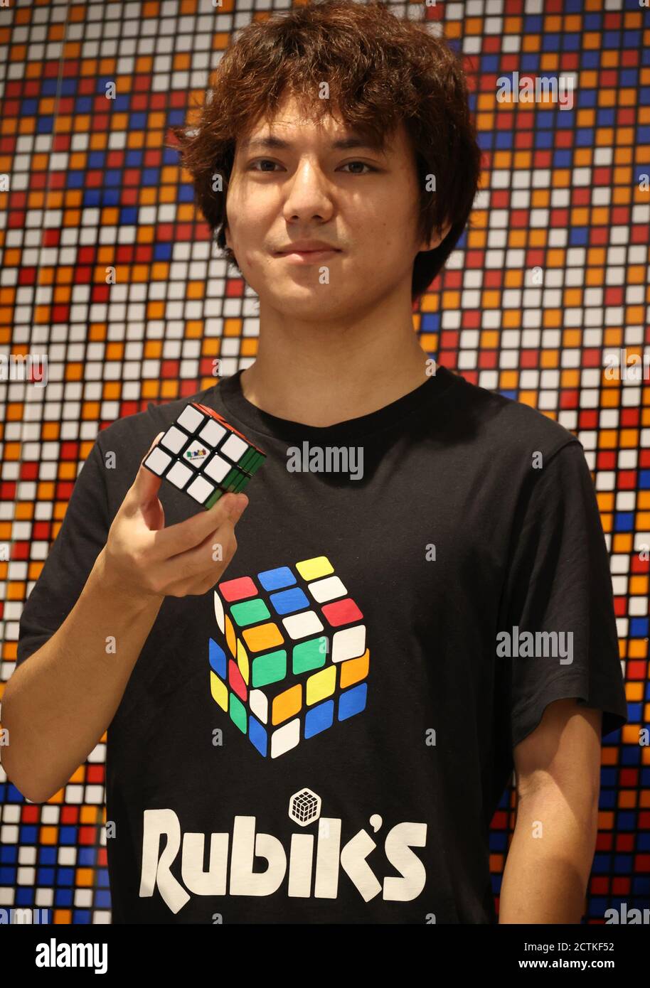 Tokio, Japón. 23 de septiembre de 2020. Cubo de Rubik el campeón de una  mano Arifumi Fushimi de Japón sonríe para celebrar el 40 aniversario del  cubo de Rubik en el centro