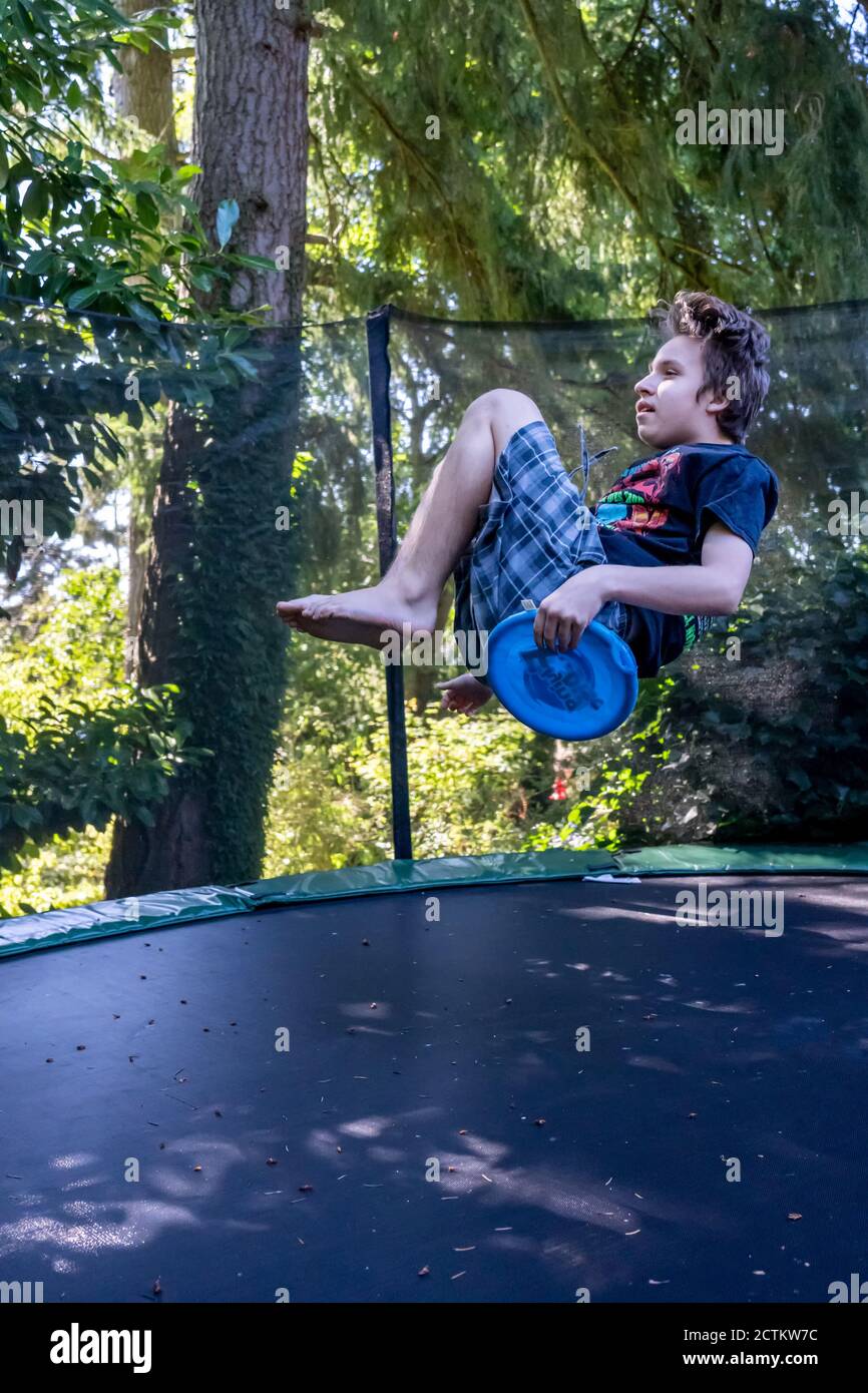 Lynwood, Washingtin, EE.UU. niño de 17 años rebotando y haciendo flips en  su trampolín Fotografía de stock - Alamy