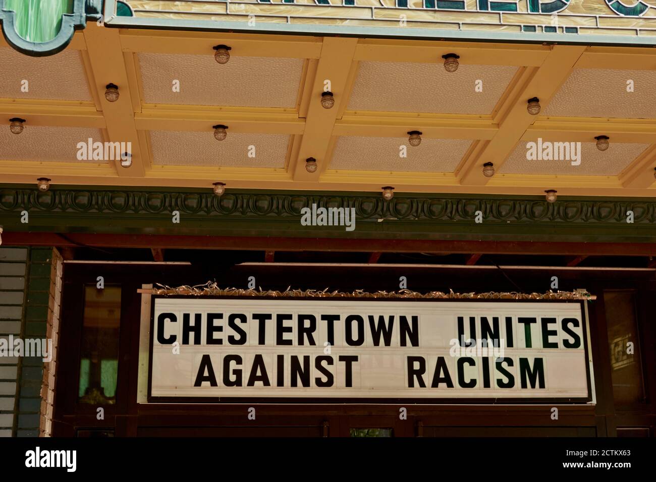 La comunidad Chestertown, MD se une contra el racismo al aprobar una resolución de pueblo, denunciando el racismo y la esclavitud, y para proteger la igualdad de oportunidades. Foto de stock