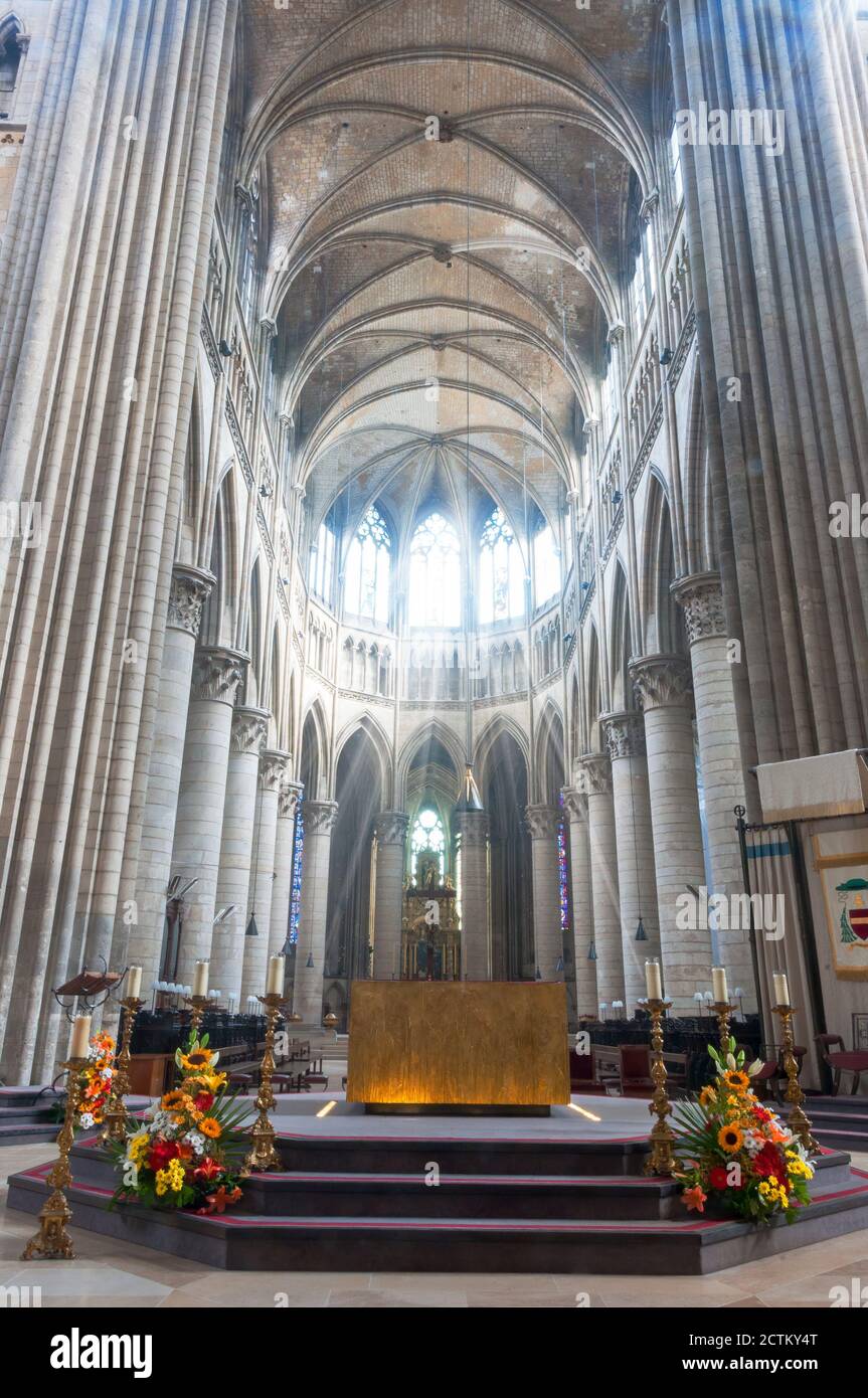 Rouen, Francia - Octubre 26 2014: Nave de la catedral de Rouen. Capilla con columnas iónicas. Foto de stock