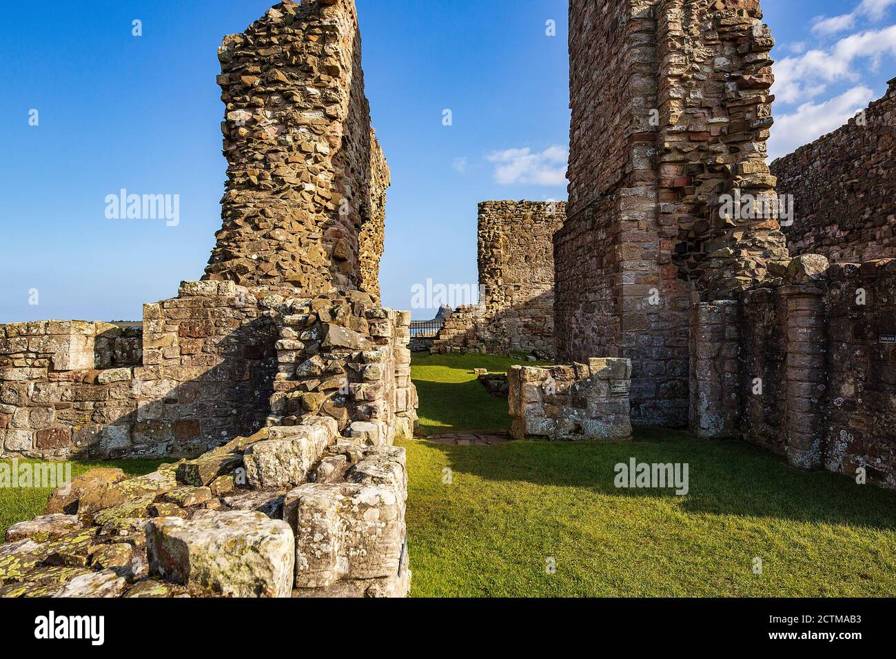 Ruinas del Priorato de Lindisfarne, Isla Santa, Inglaterra Foto de stock
