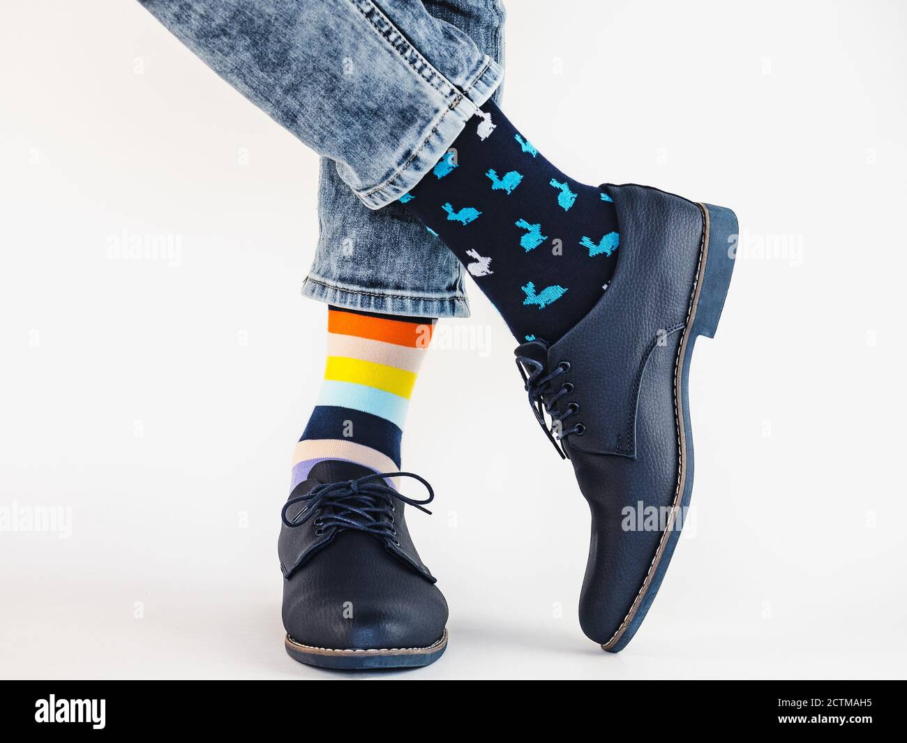 Piernas para hombre, zapatos modernos y calcetines Fotografía de stock -