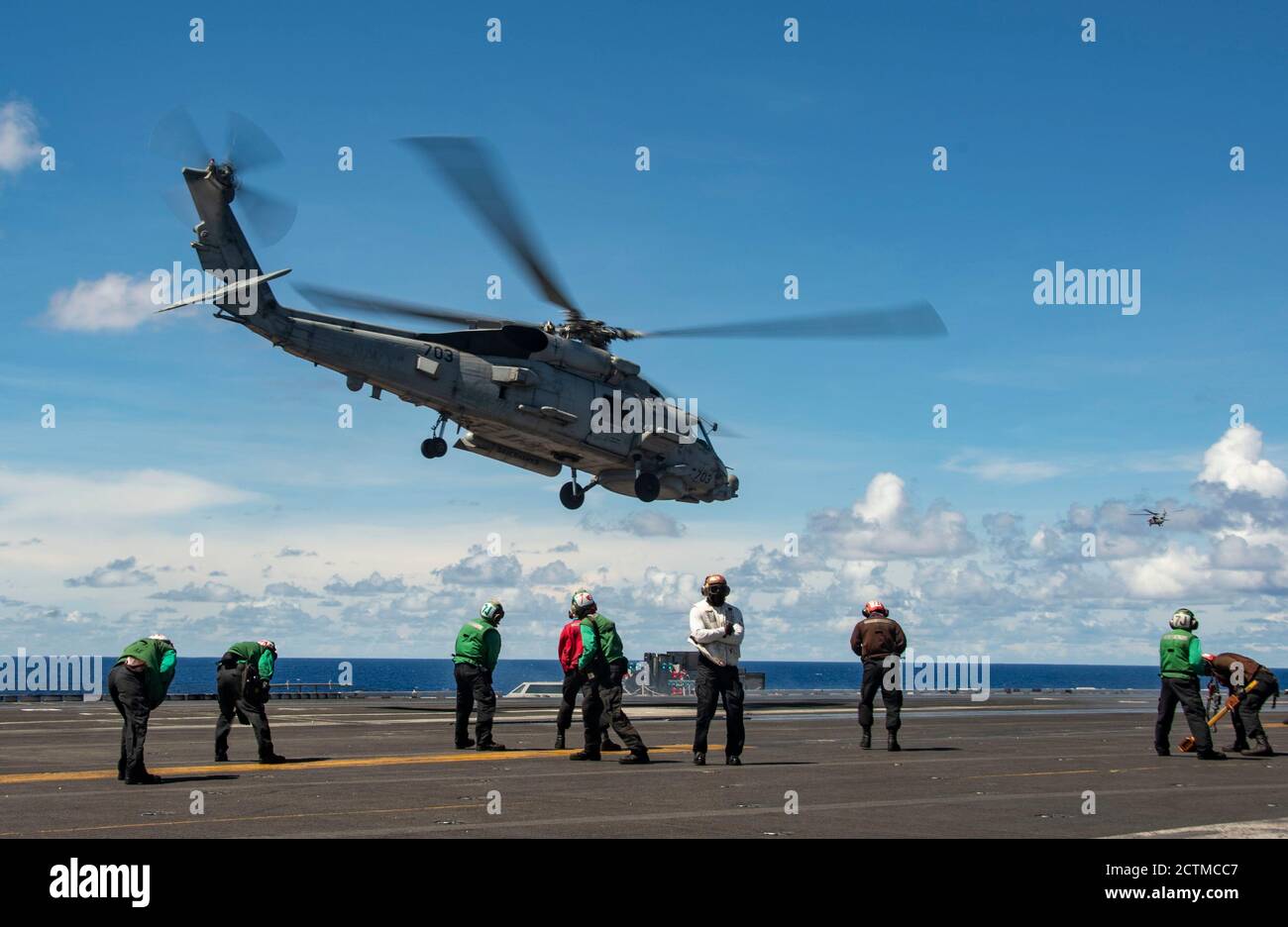 200923-N-DL524-1213 MAR DE FILIPINAS (SEPT 23, 2020) un halcón marino MH-60R, a la izquierda, adjunto a los Saberhawks del escuadrón de la huelga marítima del helicóptero (HSM) 77, Y un hidroavión MH-60S, adjunto a los Falcones de Oro del escuadrón de combate del Mar de helicóptero (HSC) 12, despegó de la cubierta de vuelo del único portaaviones de despliegue avanzado USS Ronald Reagan (CVN 76) de la Marina en apoyo de Valiant Shield 2020. Valiant Shield es un ejercicio bienal de entrenamiento de campo (FTX), solo en los Estados Unidos, con un enfoque en la integración de entrenamiento conjunto en un ambiente de aguas azules entre las fuerzas de los Estados Unidos. Esta formación permite la proficici del mundo real Foto de stock