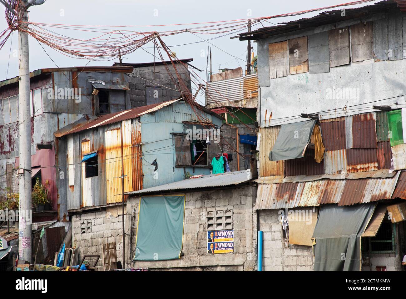 Lençol Metálico E Coberturas Ocas Casas-escuras Numa área Pobre Da Favela  Em Manila Foto de Stock - Imagem de linha, miséria: 183821898