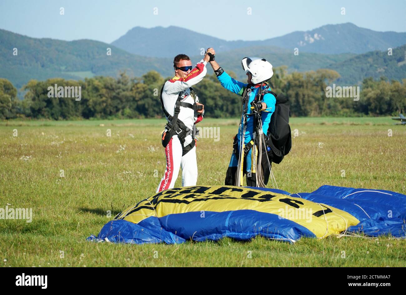 Tandem paracaídas saltar emociones poco después del momento de aterrizar colorido tiro en Slavnica, Eslovaquia el 19 de septiembre de 2020. Uso de la cámara de acción. Foto de stock
