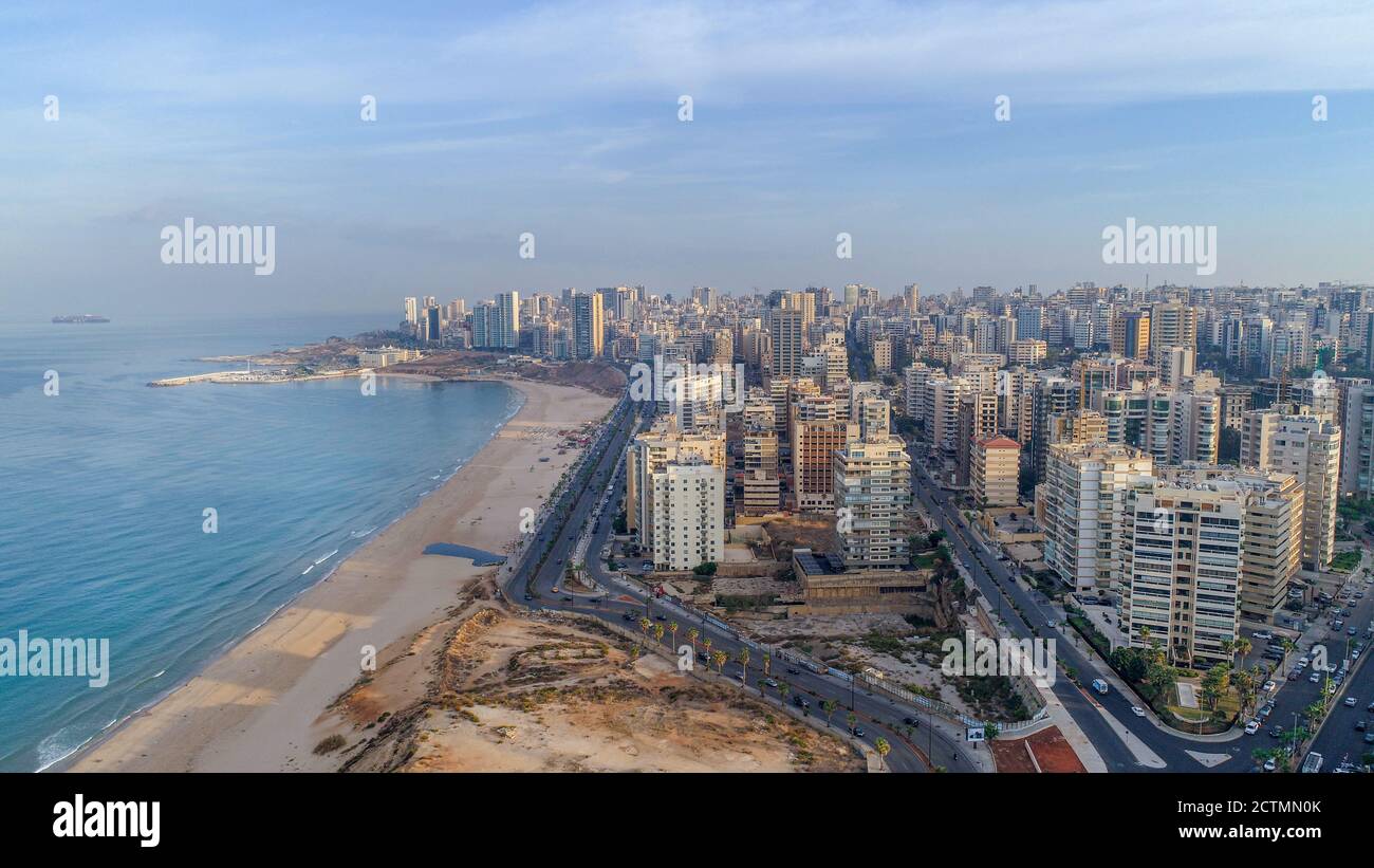 Vista aérea de la ciudad de Beirut Vista del paisaje urbano y playa de arena Foto de stock