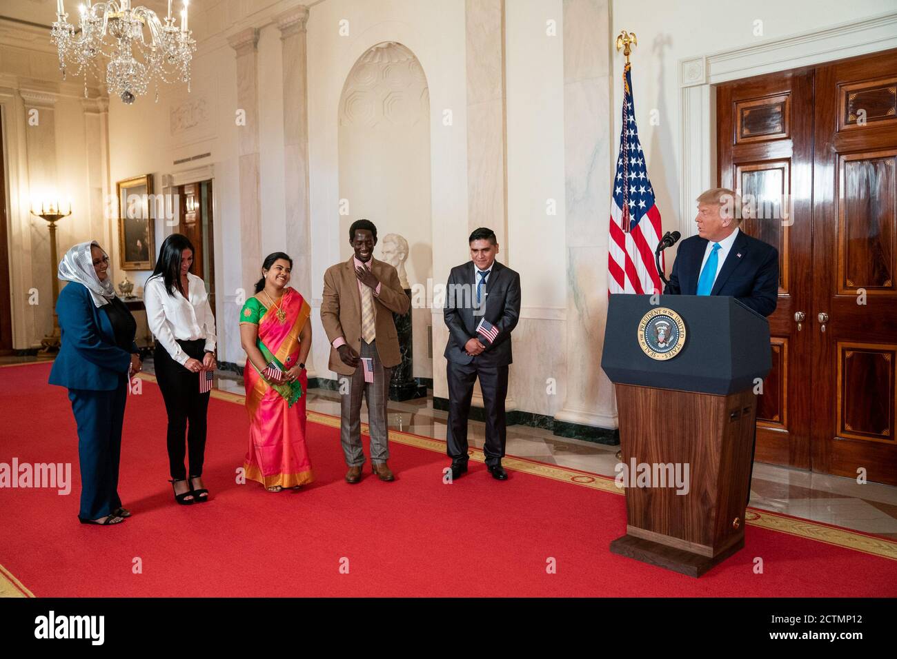 El presidente Trump participa en una ceremonia de naturalización. El presidente Donald J. Trump participa en una ceremonia de naturalización en el Salón de la Cruz de la Casa Blanca el lunes 25 de agosto de 2020. Foto de stock