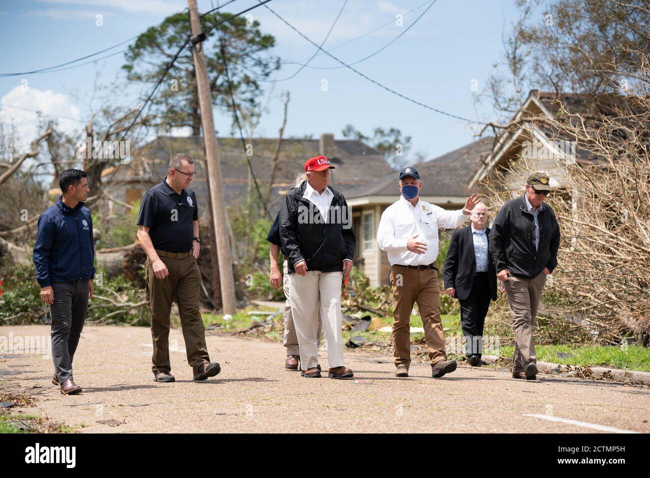 El presidente Trump en Luisiana. El presidente Donald J. Trump visita un vecindario el sábado, 29 de agosto de 2020, en Lake Charles, la., para ver los daños causados por el huracán Laura. Foto de stock
