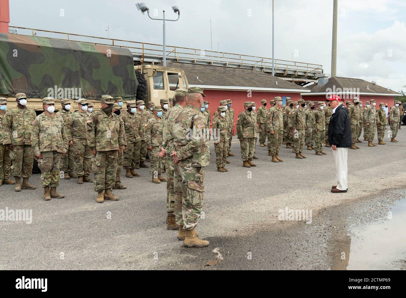 El presidente Trump en Luisiana. El presidente Donald J. Trump visita aproximadamente 200 soldados de la Guardia Nacional el sábado, 29 de agosto de 2020, en el estadio Cougar en Lake Charles, Louisiana, durante su visita para ver los daños causados por el huracán Laura. Foto de stock