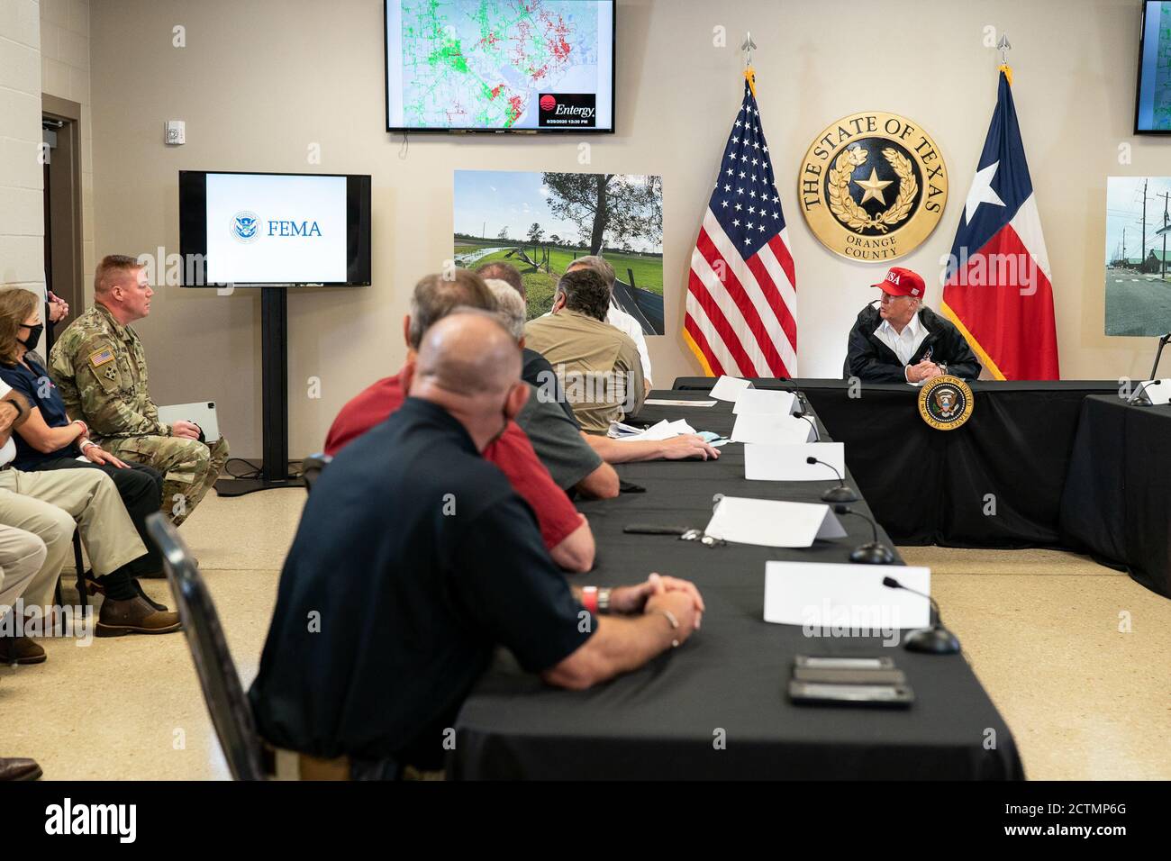 El presidente Trump en Texas. El presidente Donald J. Trump participa en una sesión informativa sobre el centro de operaciones de emergencia en el Centro de Convenciones y Exposiciones del Condado de Orange en Orange, Texas, el sábado 29 de agosto de 2020, como parte de la visita del presidente Trump a las áreas afectadas por el huracán Laura. Foto de stock