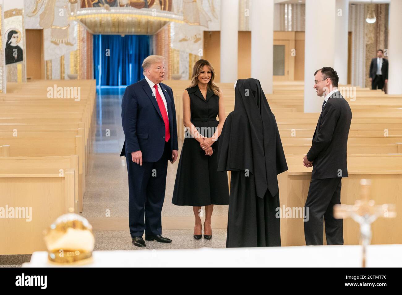 El presidente Trump y la primera dama visitan el Santuario Nacional de