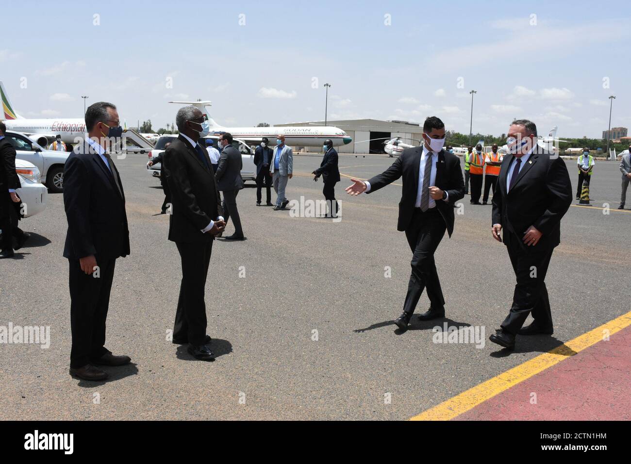 El Secretario Pompeo llega a Sudán. El Secretario de Estado Michael R. Pompeo llega a Jartum, Sudán, el 25 de agosto de 2020. Foto de stock