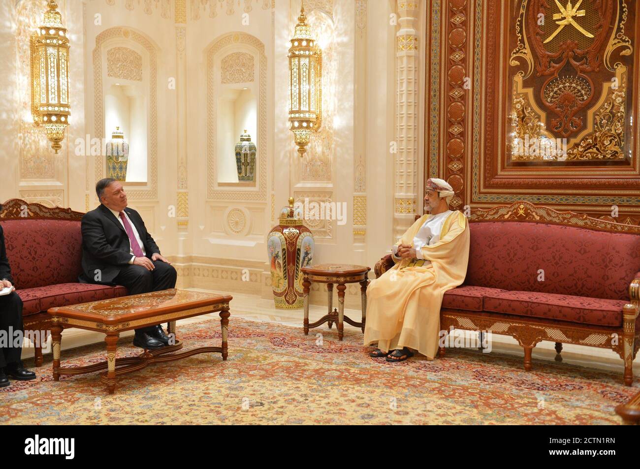 El Secretario Pompeo se reúne con el sultán omaní Haitham bin Tarik al Said . El Secretario de Estado Michael R. Pompeo se reúne con el sultán omaní Haitham bin Tarik al Said, en Muscat, Omán, el 27 de agosto de 2020. Foto de stock