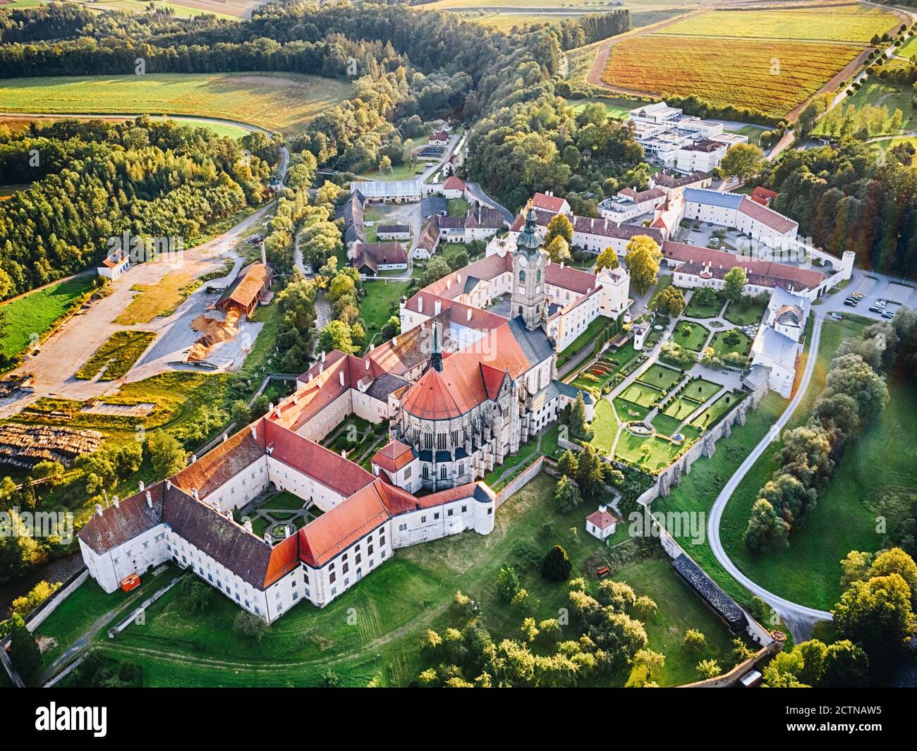 Stift Zwettl en la región de Waldviertel, Baja Austria. Vista aérea del famoso monasterio durante el verano. Foto de stock