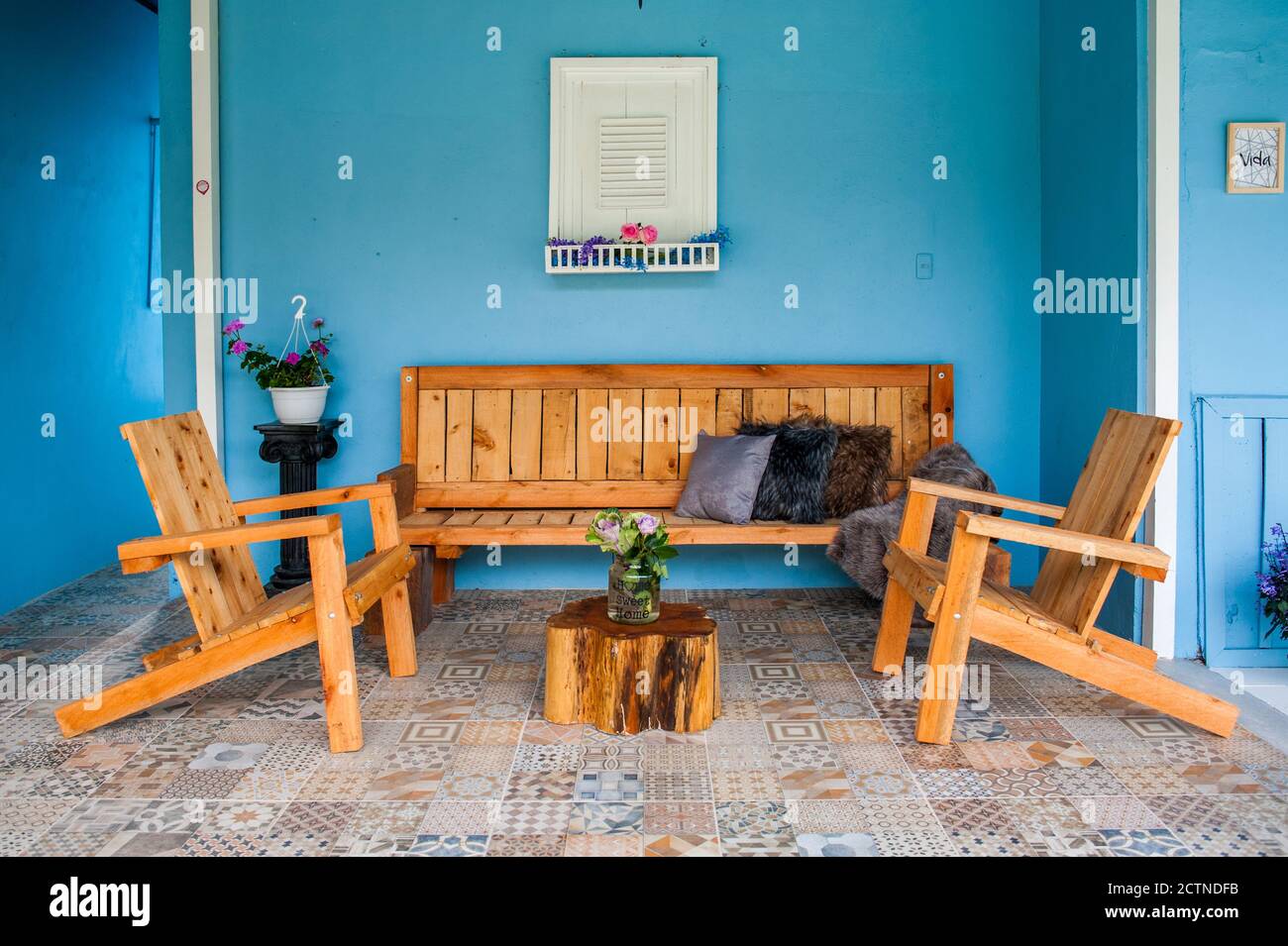 Interior de cómodos sillones de madera y sofá con cojines suaves en la  acogedora zona de salón del hotel Fotografía de stock - Alamy